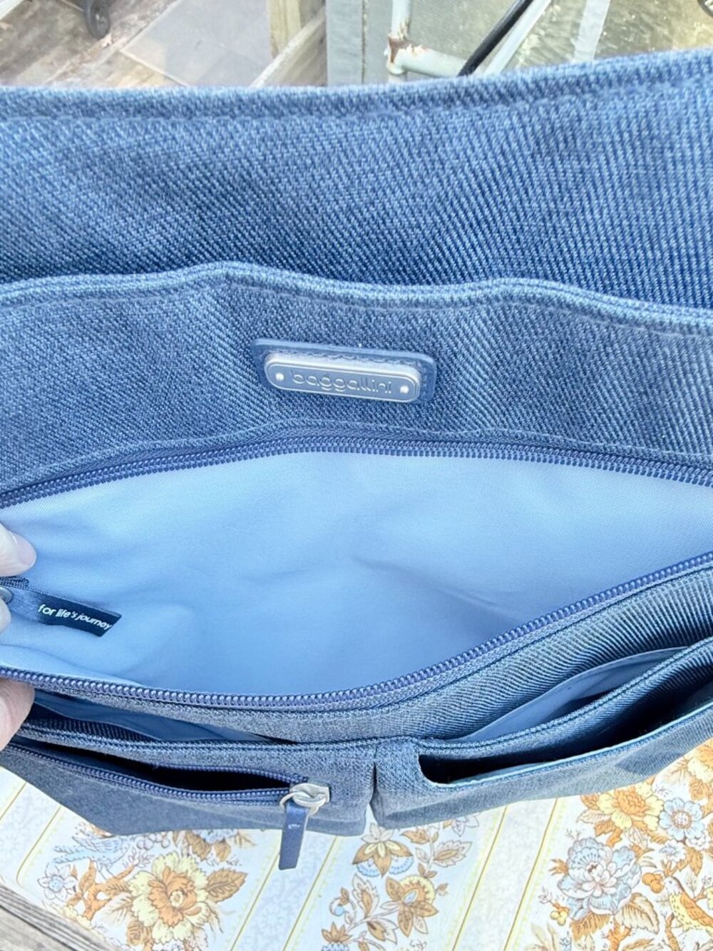 Baggallini Blue Denim Fabric Everywhere Crossbody Purse Bag Zips and Pockets EUC - Picture 6 of 10